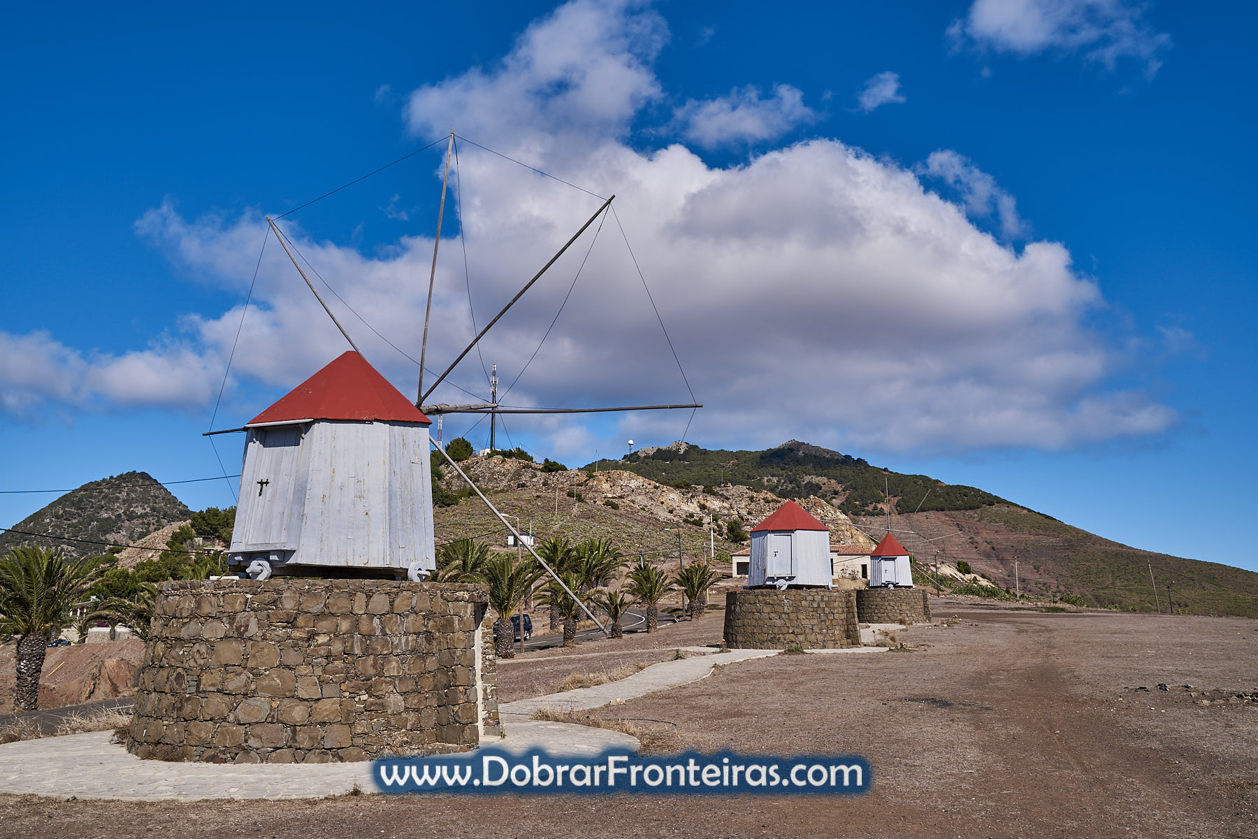 moinhos de vento em madeira
