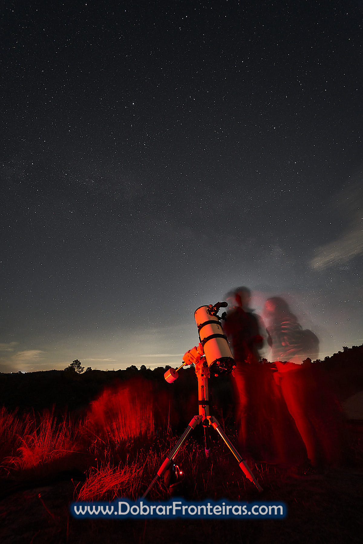 telescópio em observação de astros com céu estrelado