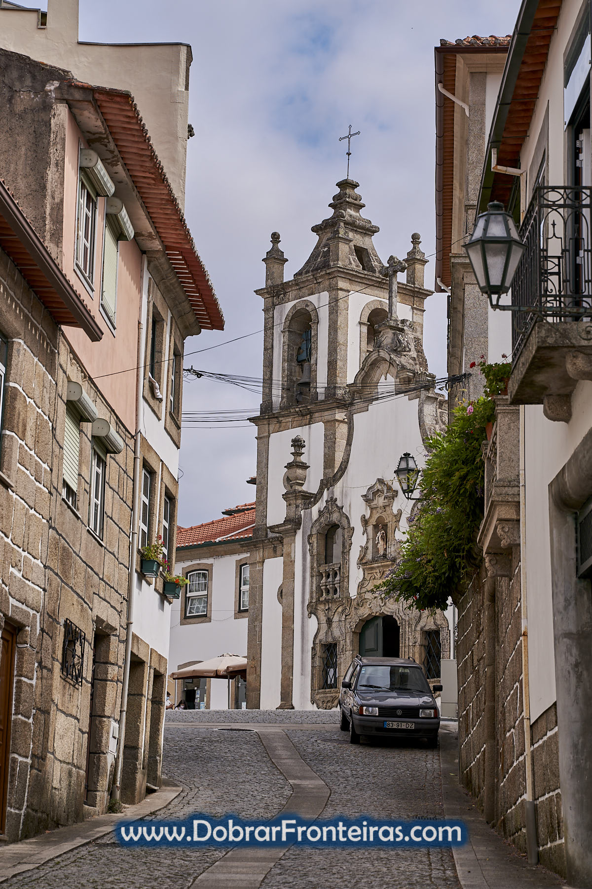 Rua de Vouzela com igreja e carro classico